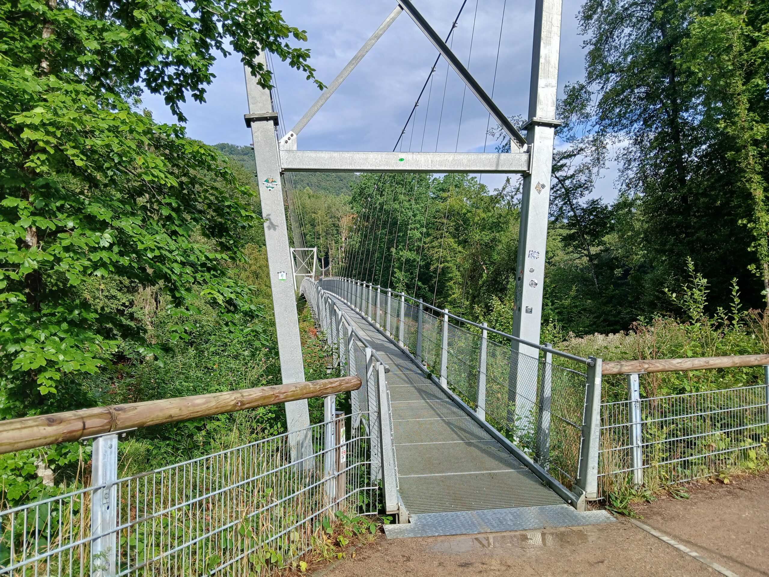 Brücke über einen Fluss in grüner Landschaft
